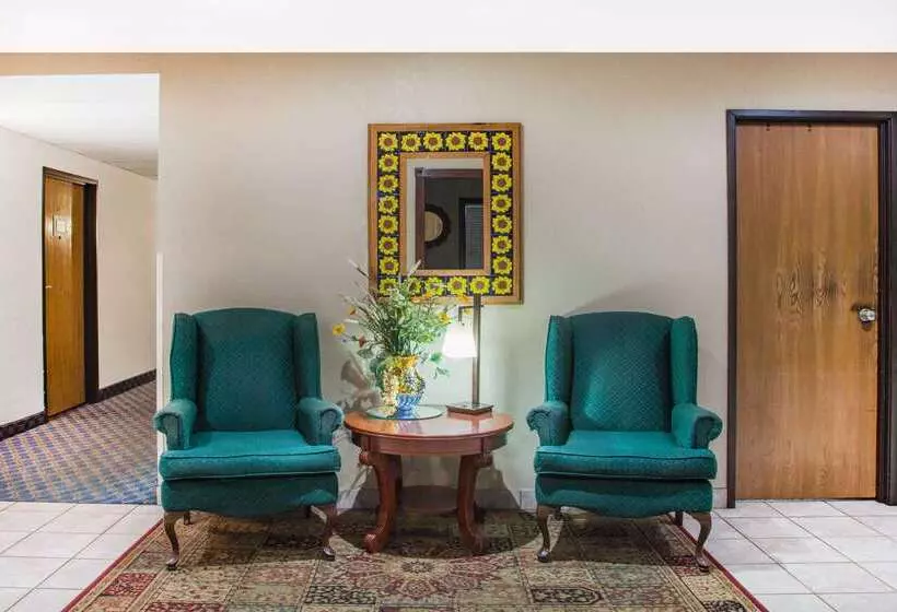 مُتل Super 8 By Wyndham Hot Springs