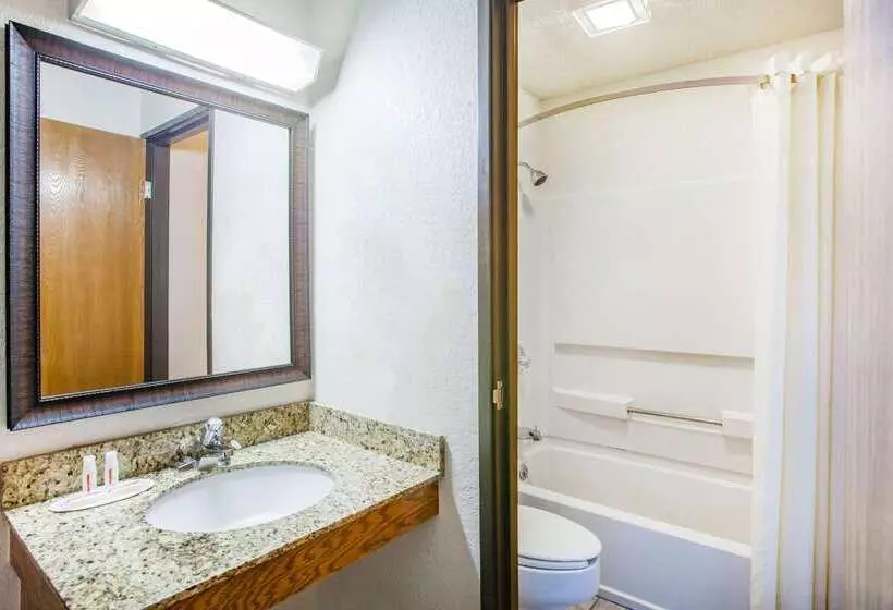 مُتل Super 8 By Wyndham Hot Springs