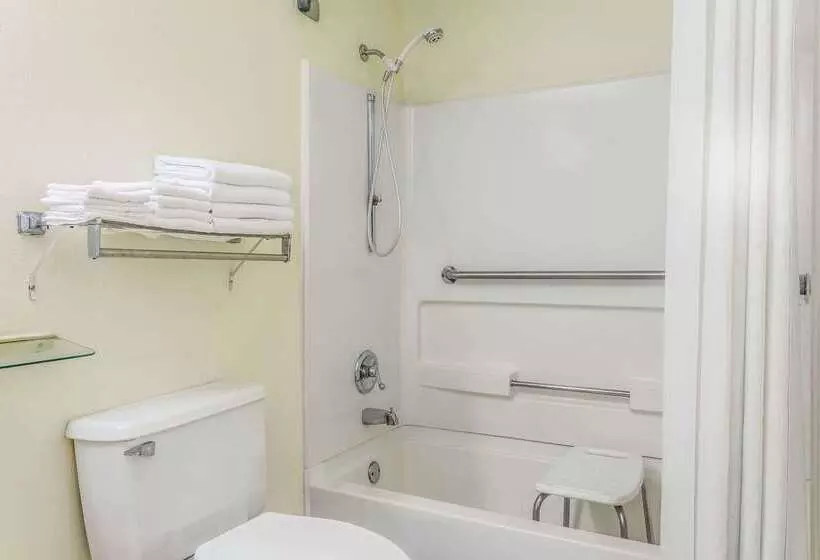 فندق على الطريق Super 8 By Wyndham Stockbridge