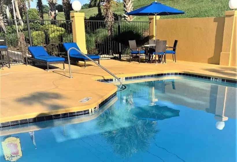 فندق على الطريق Super 8 By Wyndham Stockbridge