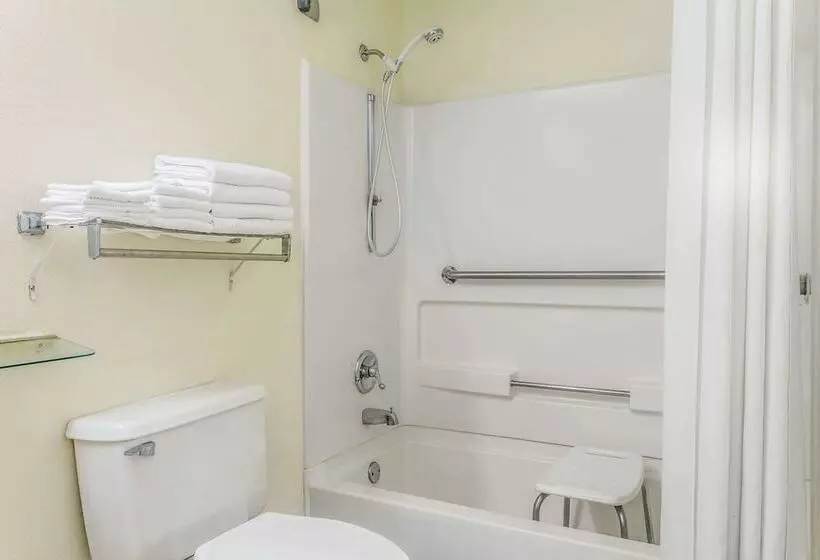 فندق على الطريق Super 8 By Wyndham Stockbridge