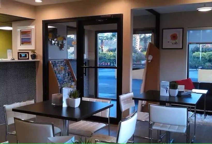 فندق على الطريق Super 8 By Wyndham Stockbridge