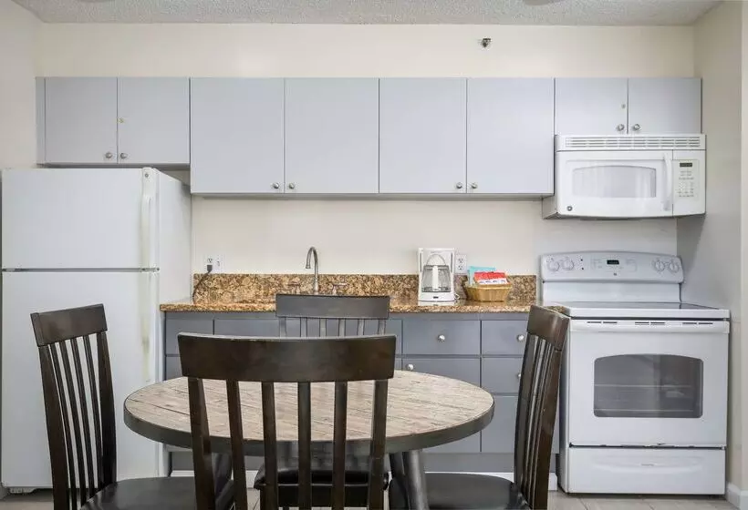 فندق Aston At The Waikiki Banyan