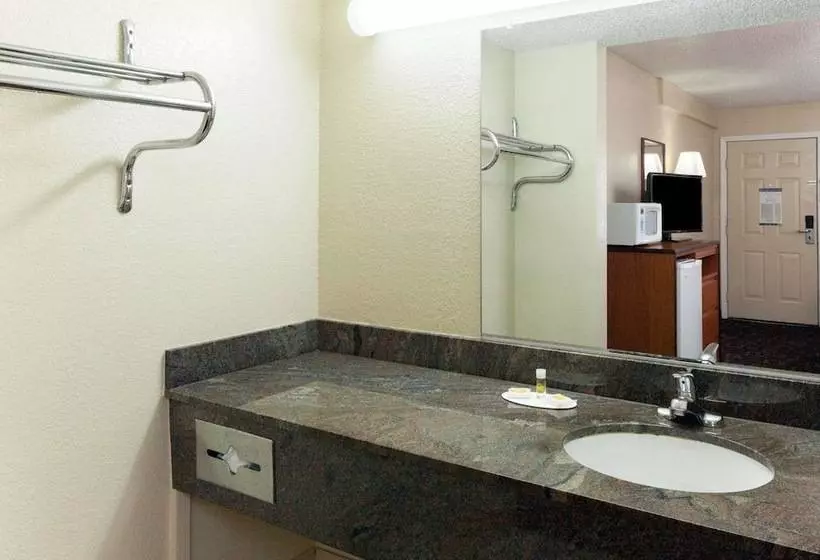 ホテル Days Inn By Wyndham Oklahoma City West