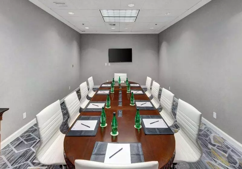 Doubletree By Hilton Hotel Wichita Airport