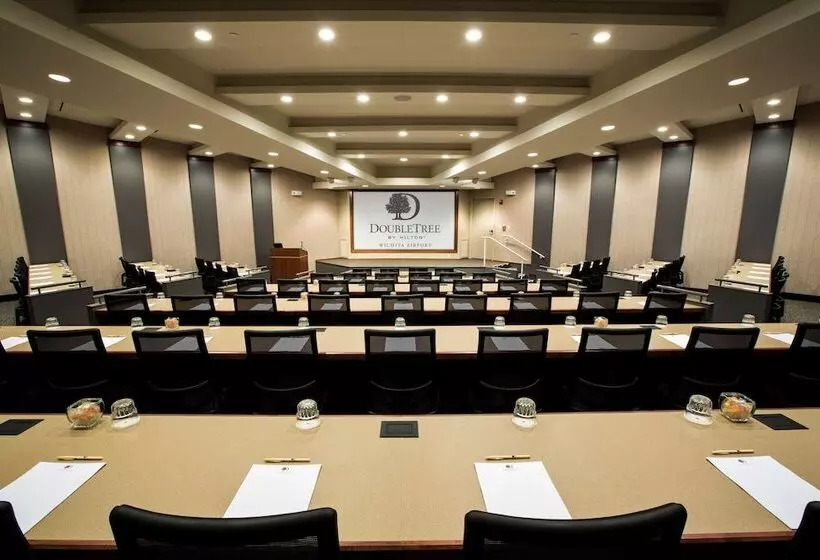 Doubletree By Hilton Hotel Wichita Airport