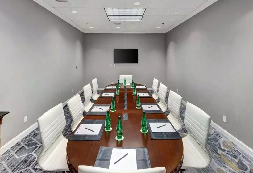 Doubletree By Hilton Hotel Wichita Airport