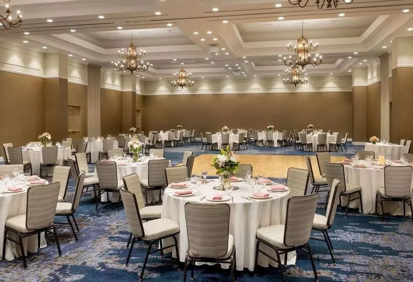 هتل Hilton Tucson East