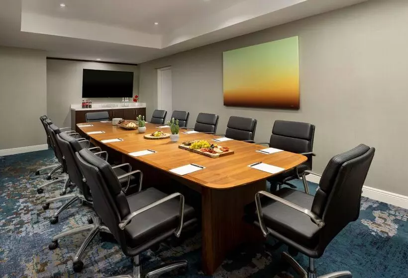 هتل Hilton Tucson East