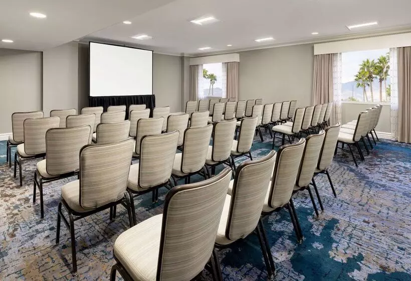 هتل Hilton Tucson East