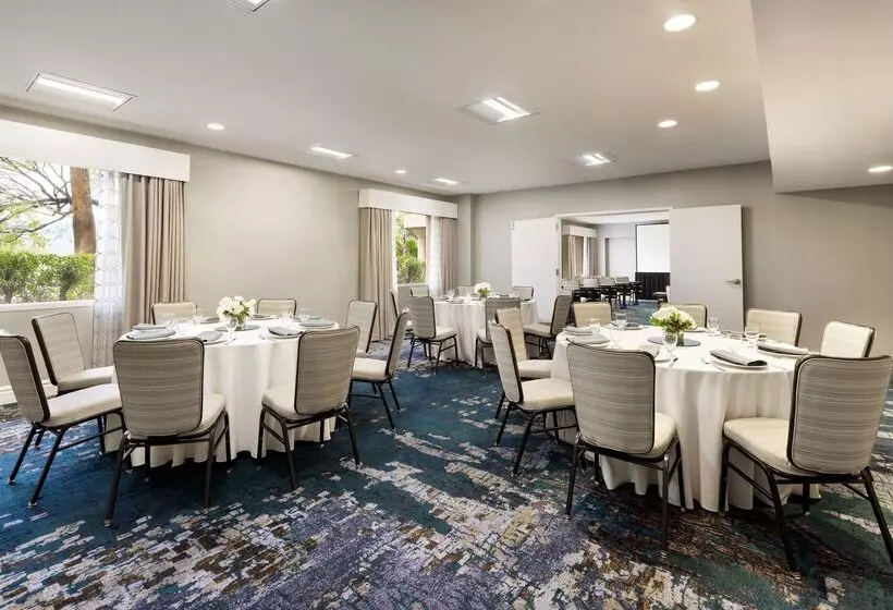 هتل Hilton Tucson East