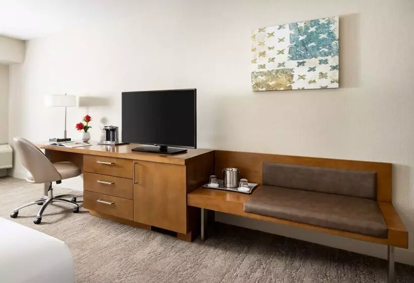 هتل Hilton Tucson East