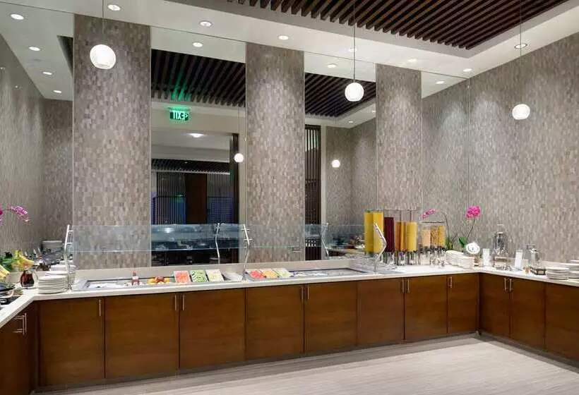 Отель Hilton Woodland Hills / Los Angeles