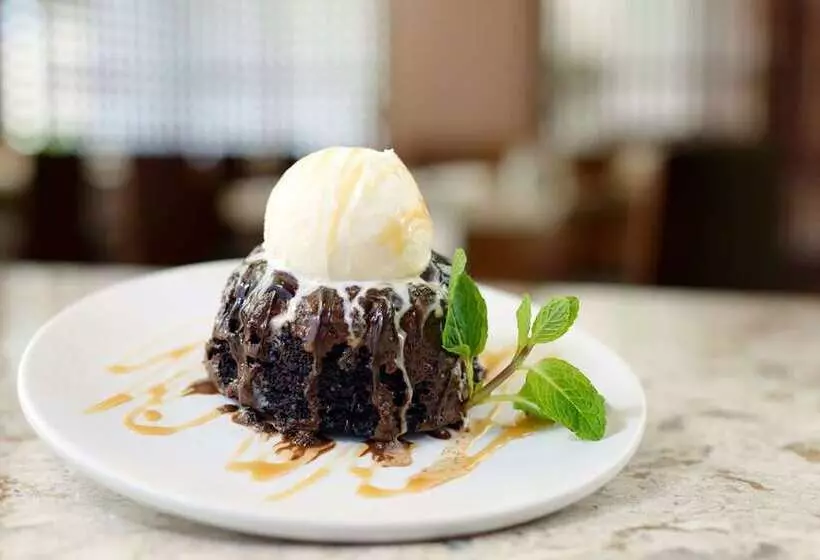 Отель Hilton Woodland Hills / Los Angeles