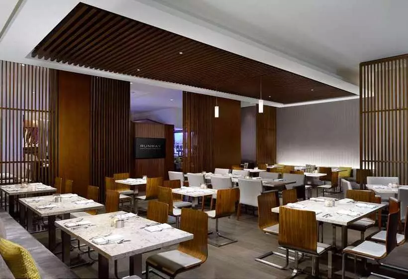 Отель Hilton Woodland Hills / Los Angeles