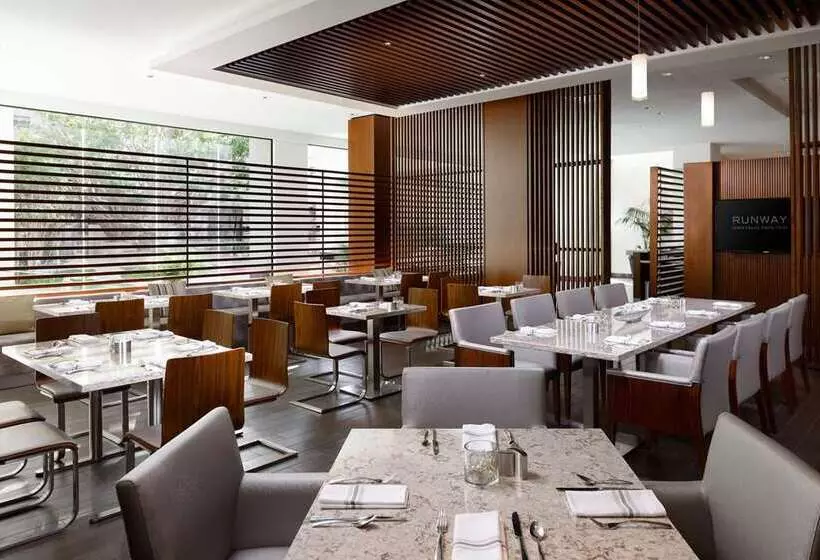 Отель Hilton Woodland Hills / Los Angeles