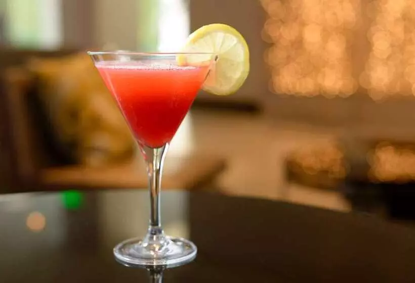 Отель Hilton Woodland Hills / Los Angeles