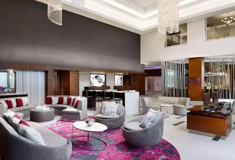 Отель Hilton Woodland Hills / Los Angeles