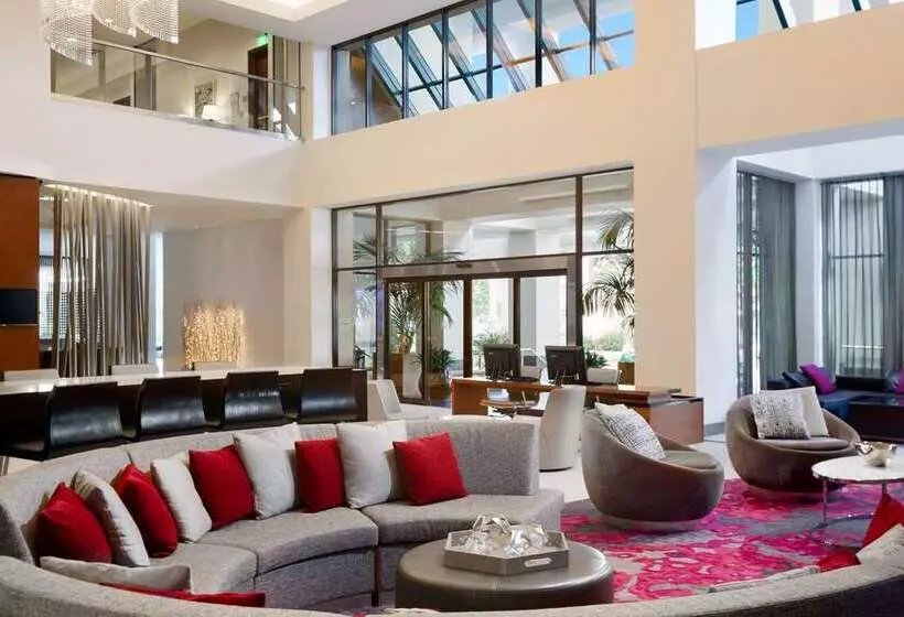 Отель Hilton Woodland Hills / Los Angeles