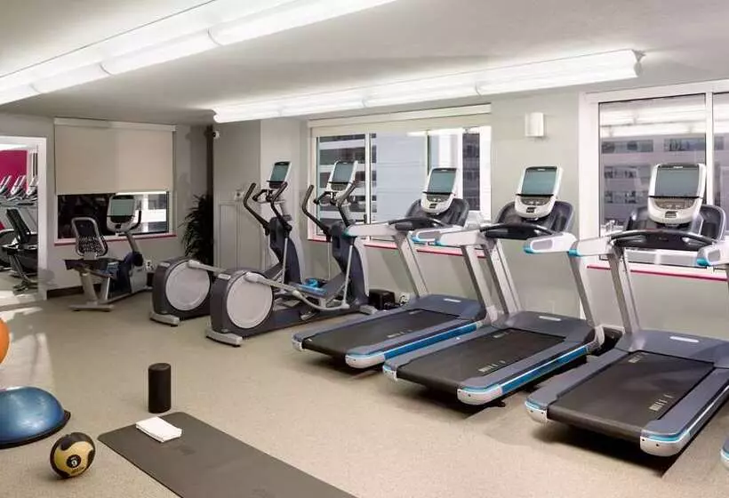 Отель Hilton Woodland Hills / Los Angeles