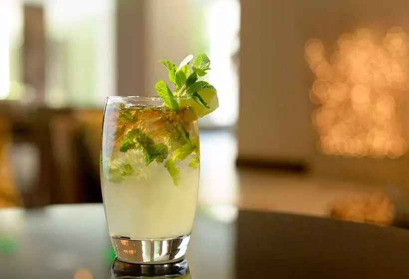 Отель Hilton Woodland Hills / Los Angeles