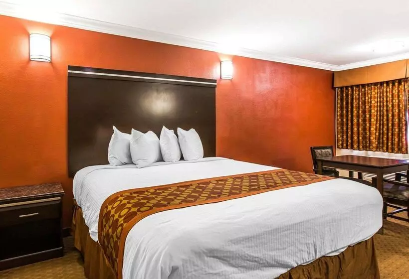 فندق Rodeway Inn & Suites Corona