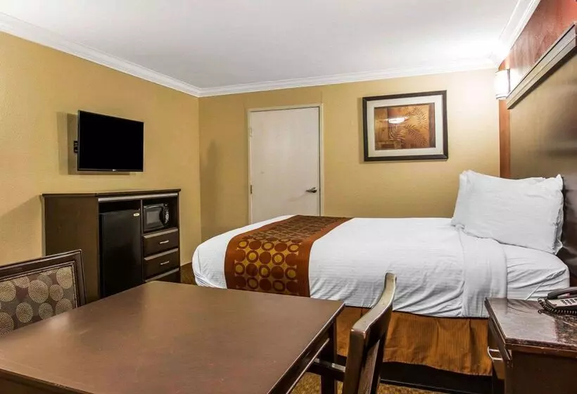 فندق Rodeway Inn & Suites Corona