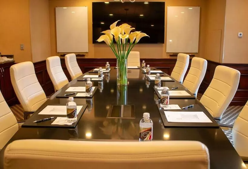 The Raphael Hotel, Autograph Collection