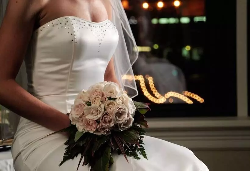 The Raphael Hotel, Autograph Collection