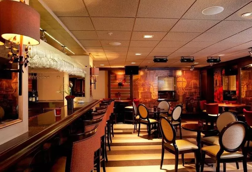 The Raphael Hotel, Autograph Collection