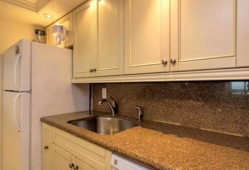 Hotelli Tiki 230  Beach Please