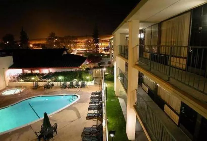 فندق Vagabond Inn Executive Old Town