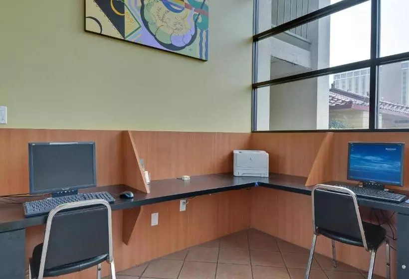 فندق Vagabond Inn Executive Old Town