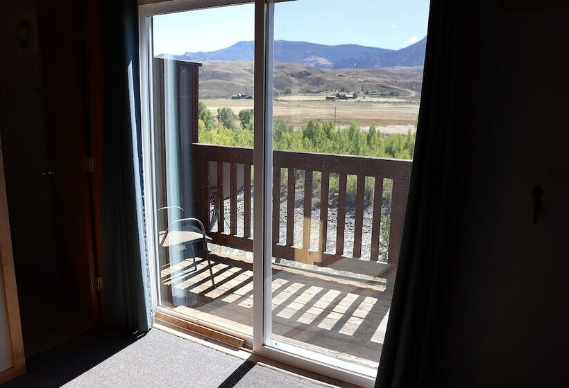 هتل Yellowstone Valley Inn