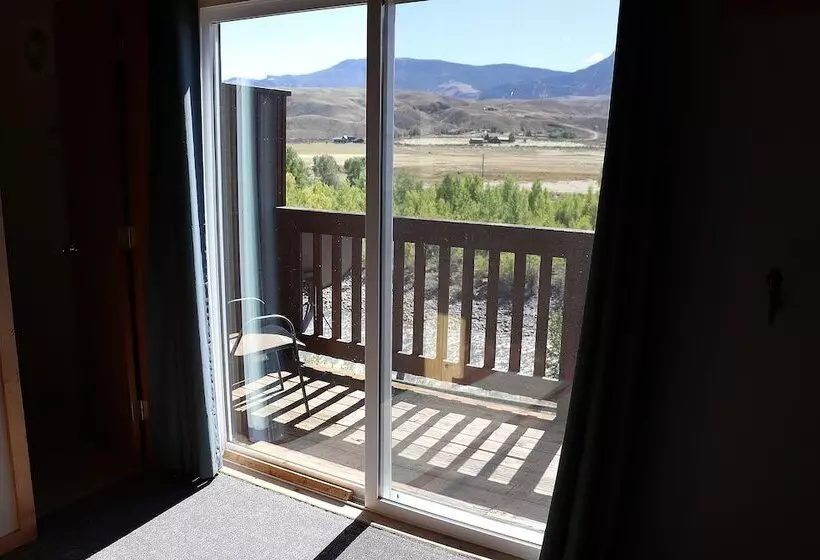 هتل Yellowstone Valley Inn