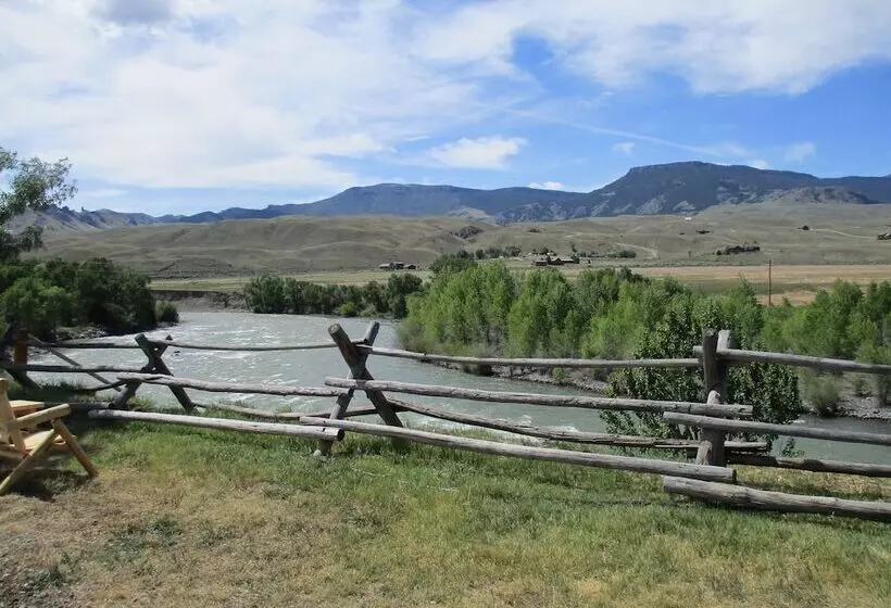 هتل Yellowstone Valley Inn