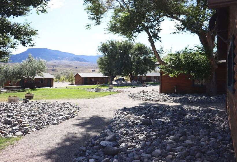 هتل Yellowstone Valley Inn