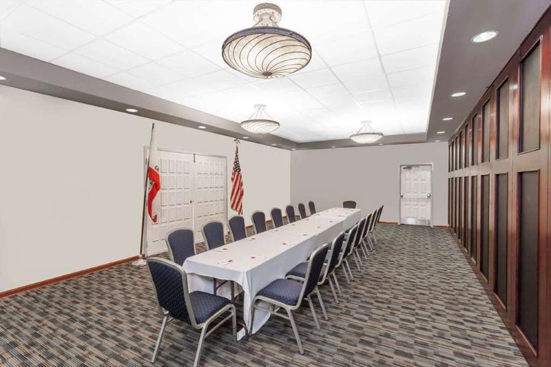 هتل Doubletree By Hilton Palmdale, Ca