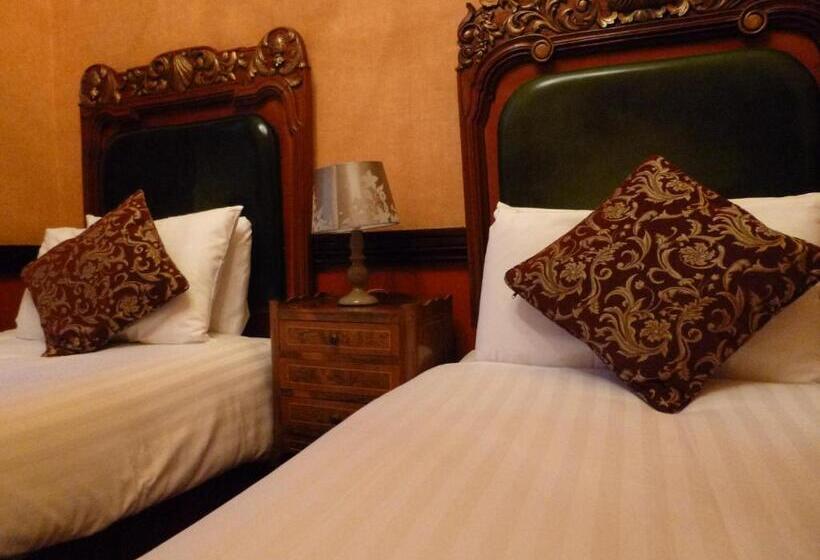 هتل Russell Court