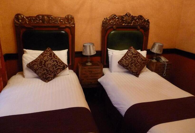 هتل Russell Court