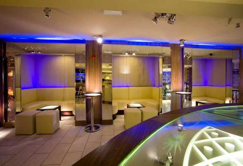 هتل Russell Court