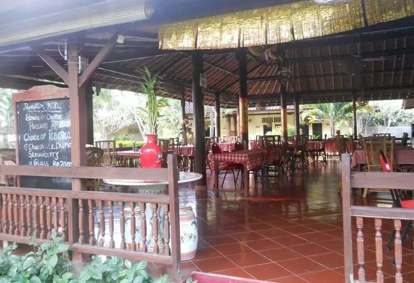 Отель Bali Lovina Beach Cottages