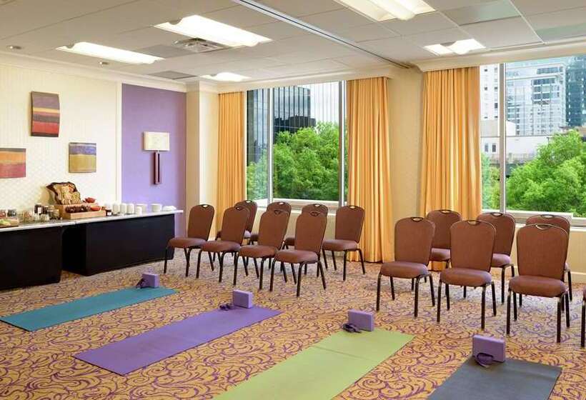 בית מלון כפרי Hilton Charlotte Uptown