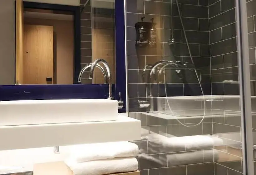 هتل Holiday Inn Express And Suites Lisbon Principe Real By Ihg