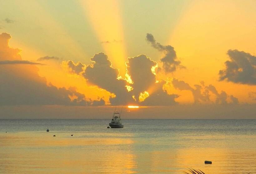 هتل Oualie Beach Resort