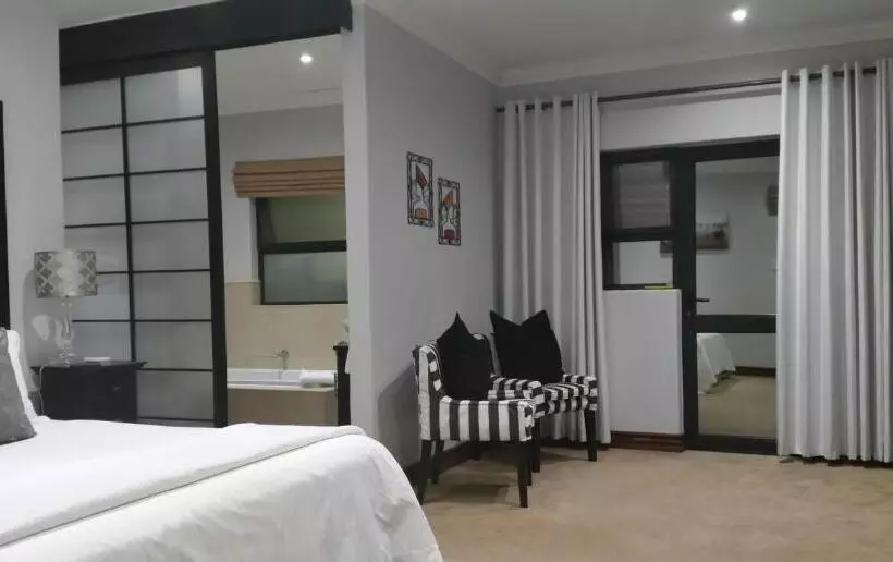 Отель Rosebank Lodge Guesthouse By Claires