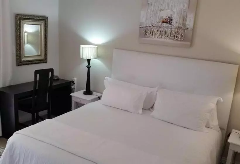 Отель Rosebank Lodge Guesthouse By Claires