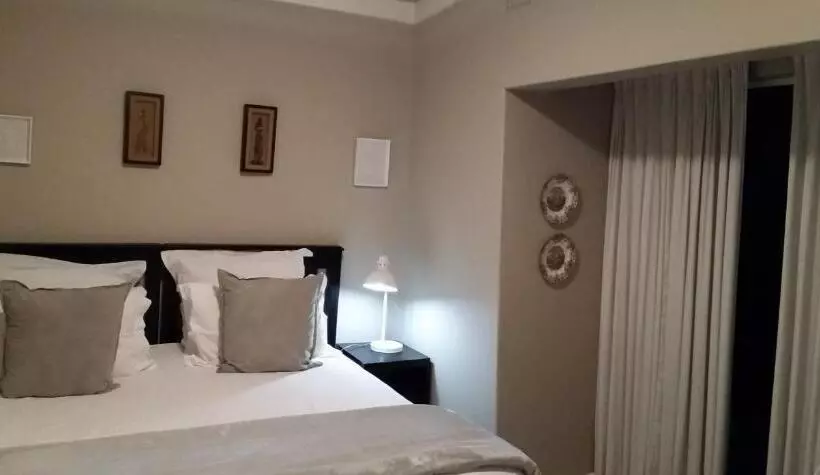 Отель Rosebank Lodge Guesthouse By Claires