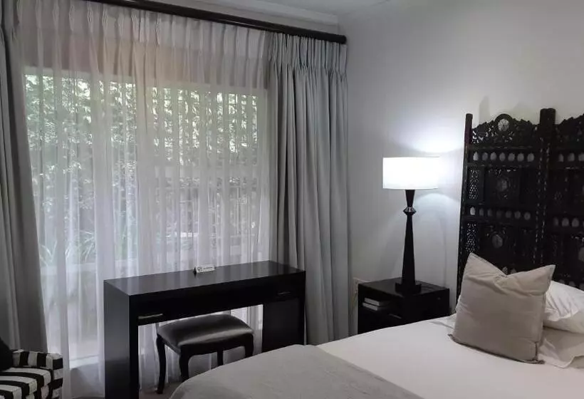 Отель Rosebank Lodge Guesthouse By Claires