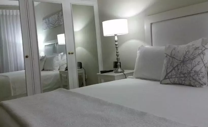 Отель Rosebank Lodge Guesthouse By Claires